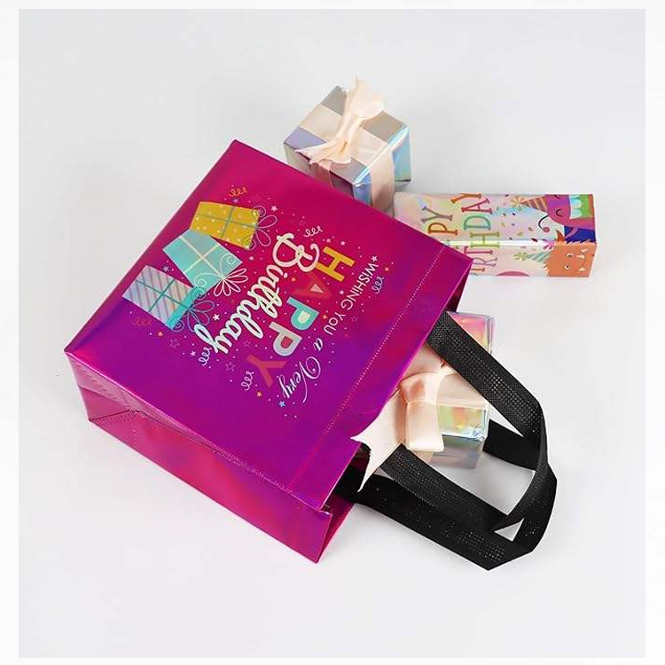 Több méretű, színben összehangolt nem szőtt születésnapi táskák